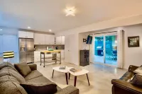Walk to Wilton Drive - Spacious & Quiet Villa #2 HOT TUB!