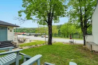 Charming Lake View cottage in tranquil Rockaway Beach