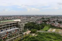 Modern Look and Homey Studio Apartment Gateway Park LRT City Hotels near GKPI Rawamangun
