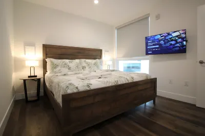 Los Angeles Deluxe Suites with Free Parking