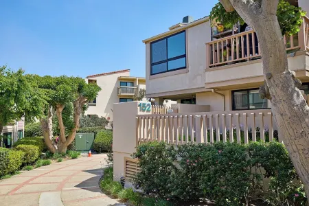 Just a few steps to stairs to ocean! Gated. The Sanctuary at South Sierra Отели в г. Солана Бич