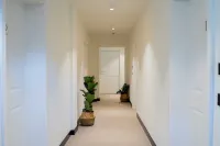 Bob W Munich Airport - Peterhof