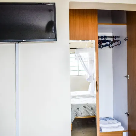 Affordable Furnished Studio Apartment Отели рядом с достопримечательностью «Центральный парк»
