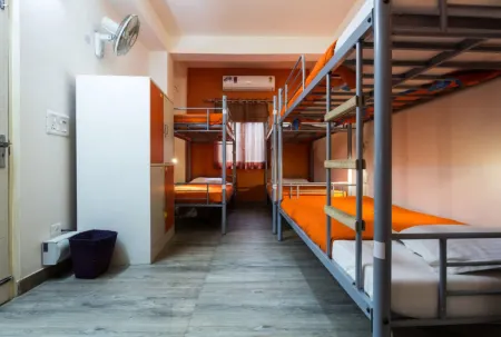 Joey's Hostel Delhi Отели рядом со станцией Anand Vihar