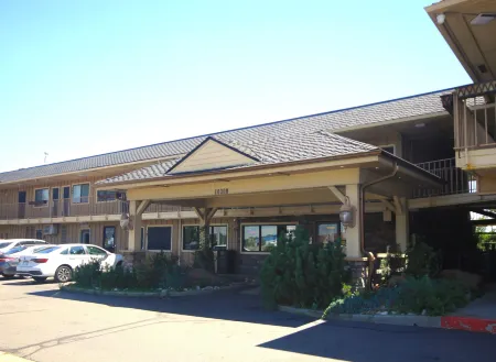 Apple Inn and Suites Отели рядом с достопримечательностью «Anthony M's Visions In Gold»