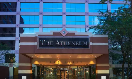 Atheneum Suite Hotel Отели рядом с достопримечательностью «Joe Louis Monument»