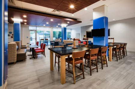 Holiday Inn Express & Suites CANTON by IHG