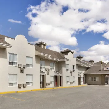 Colonial Square Inn & Suites