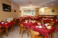 Hotel le Lagon Hotels in Estézargues