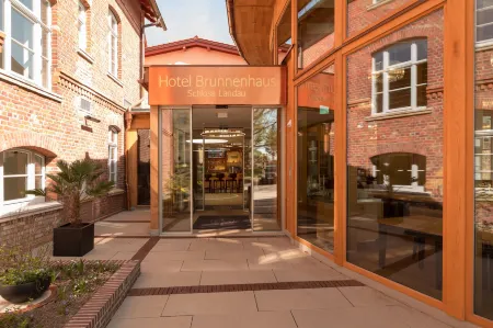 Hotel Brunnenhaus Schloss Landau Отели рядом с достопримечательностью «Arobella»