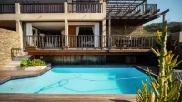 4 Dolphin Views la Mercy Luxury Beachfront Apartment with Private Swimming Pool - مسبح خاص