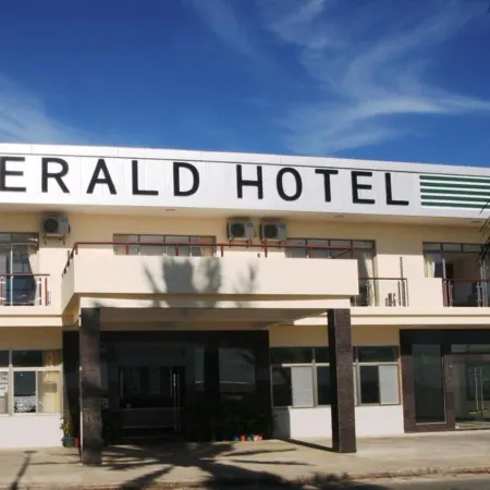 Emerald Hotel & Restaurant Отели в г. Тонгатапу