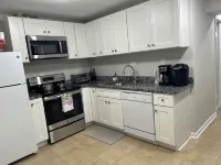 Exclusive Escape- 1 mile to metro w/ FULL kitchen! Hotels in Tysons Corner