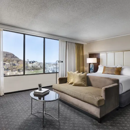 Omni Mont-Royal Hotel Отели рядом с достопримечательностью «Высшая школа коммерческих студий в Монреале»