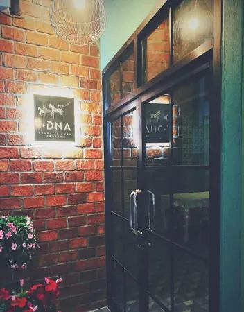 I-DNA PhanatNikhom Hometel Отели рядом с достопримечательностью «Wat Kaew Noi»