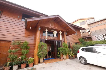 The Good View Guesthouse Отели в г. Mae Sariang