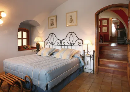 Hotel & Spa El Castell de Ciutat Отели рядом с достопримечательностью «Cova d'Anes»