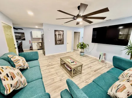 Heart of GNV with King beds, High speed Internet and 75 inches small TV