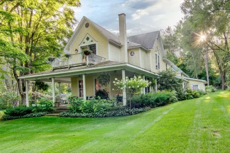 The Park Street Inn Отели в г. Торч Лейк Тауншип