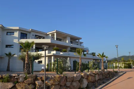 Résidence les Jardins du Fort Отели в г. Альбитречча