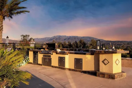 Sangiovese by AvantStay Spectacular Estate w Pool Hot Tub Putting Green Отели в г. Темекула