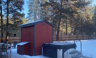 Quiet River Bend Cabin by AvantStay 35 Mins to Mt Bachelor 10 Mins to Town Centre Hot Tub