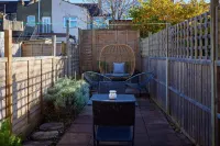The Leyton Midland Crib - Cozy 2Bdr Flat with Study Room + Garden Hotels near Leyton Orient FC