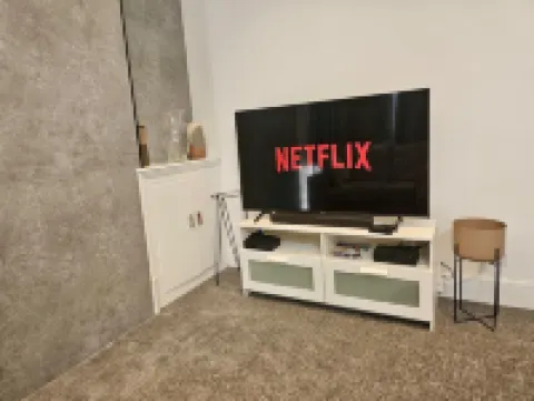 2 Bed House - Sleeps 5 - Garden - Parking - Wifi