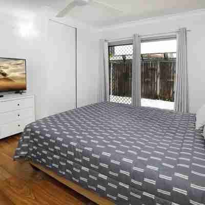 市内に近い簡単な地下室ユニット 4 Rooms