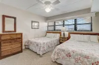 Upper Unit Overlooking the Beautiful Outdoor Space and Pier - Condos