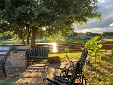 Charming Pond Villa 3-bedroom 2 Bath house DFW