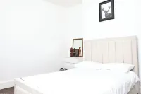 4-Bed Cottage Sleeps 8 Walk to Thames Garden Hotels in Molesey