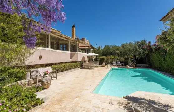 特里亞豪華公寓