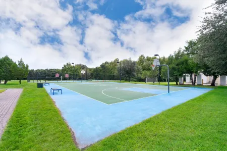 Enchanted Townhome Near Disney Parks 3Br Отели рядом с достопримечательностью «Джайв Кидс Уорлд Виллидж»