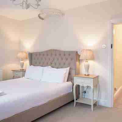 Charming 2 Bed House in Tewkesbury Centre Rooms