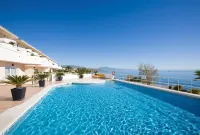 Immaculate 3-bed Penthouse- Stunning Views - 3-Star