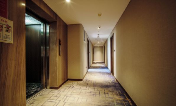 NHAT HA LAVISH HOTEL