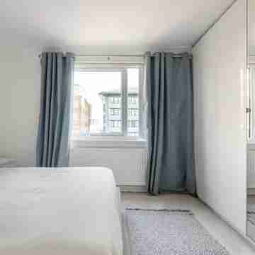 Spacious 1 Bed Apartment with Parking & Balcony! Rooms