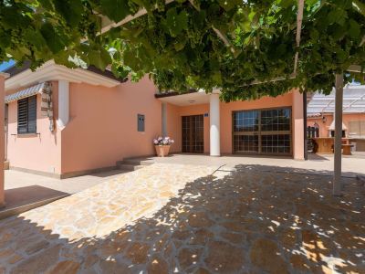 Stylish Villa in Buje with Outdoor Kitchen