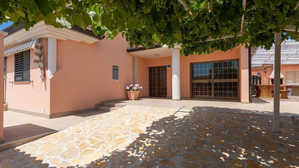 Stylish Villa in Buje with Outdoor Kitchen