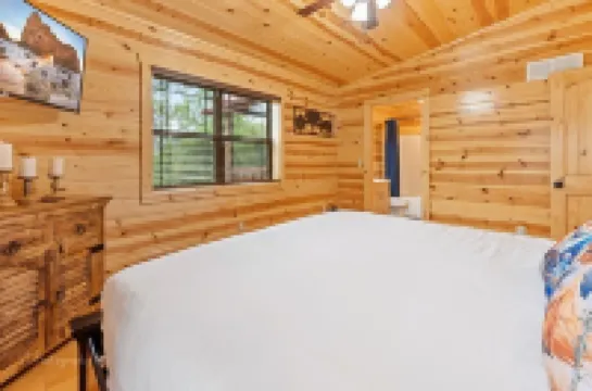 Foxes' Den Cabin with Private Hot Tub and Arcade Game by RedAwning