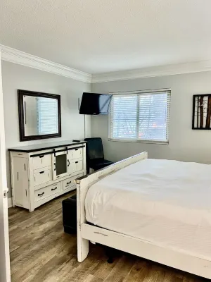 Newly Renovated 102 2Bd Condo with Riverview Balcony by RedAwning