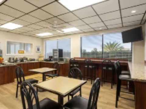 เดย์สอินน์ บายวินด์แฮม โคโค่บีช พอร์ตคานาเวอรัล โรงแรมในโคโค่บีช