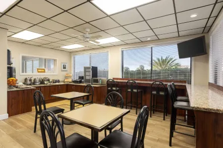 Days Inn by Wyndham Cocoa Beach Port Canaveral Отели рядом с достопримечательностью «Публичная библиотека Коко-Бич»