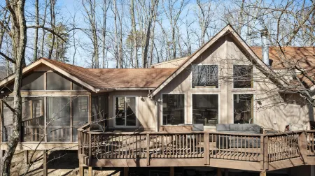 Cozy Retreat - 3 Fireplaces, Hot Tub, Fire Pit, Deck