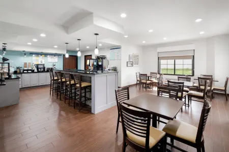 Garner Hotel Topeka West by IHG Отели в г. Топика