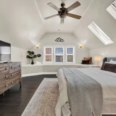 Fun, Style & Comfort Eastside Downtown 4 Bedroom Townhome Near Attractions