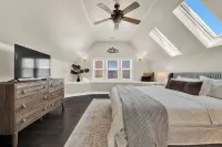 Fun, Style & Comfort Eastside Downtown 4 Bedroom Townhome Near Attractions