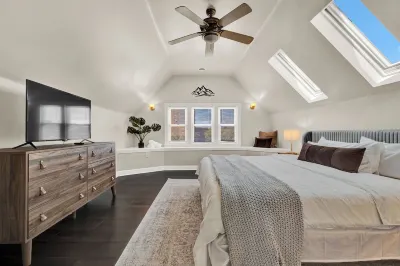 NEW! Fun, style & comfort Eastside MKE Best Day Townhouse 4 bedrooms Hotel in zona UWM English as a Second Language Program