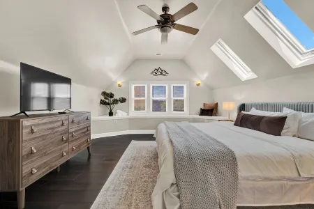 NEW! Fun, style & comfort Eastside MKE Best Day Townhouse 4 bedrooms Отели рядом с достопримечательностью «UWM English as a Second Language Program»